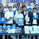 MANDALUYONG LGU NAMAHAGI NG MGA GAMIT, RUBBER SHOES, AT UNIPORME PARA SA BALIK ESKWELA 2024-2025