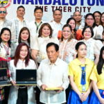 MANDALUYONG LGU NAMAHAGI NG 2,000 LAPTOPS PARA SA MGA PAMPUBLIKONG PAARALAN